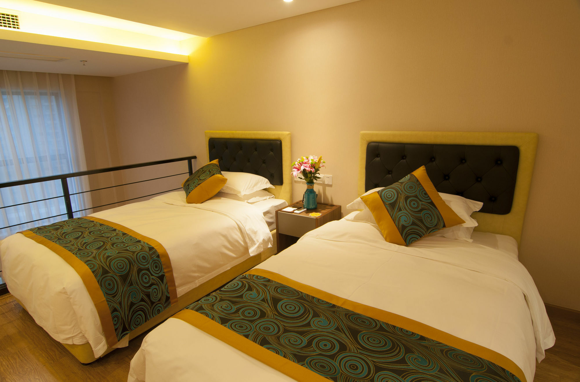 Home Plus Suite Hotel And Apartment Wuhan Bagian luar foto