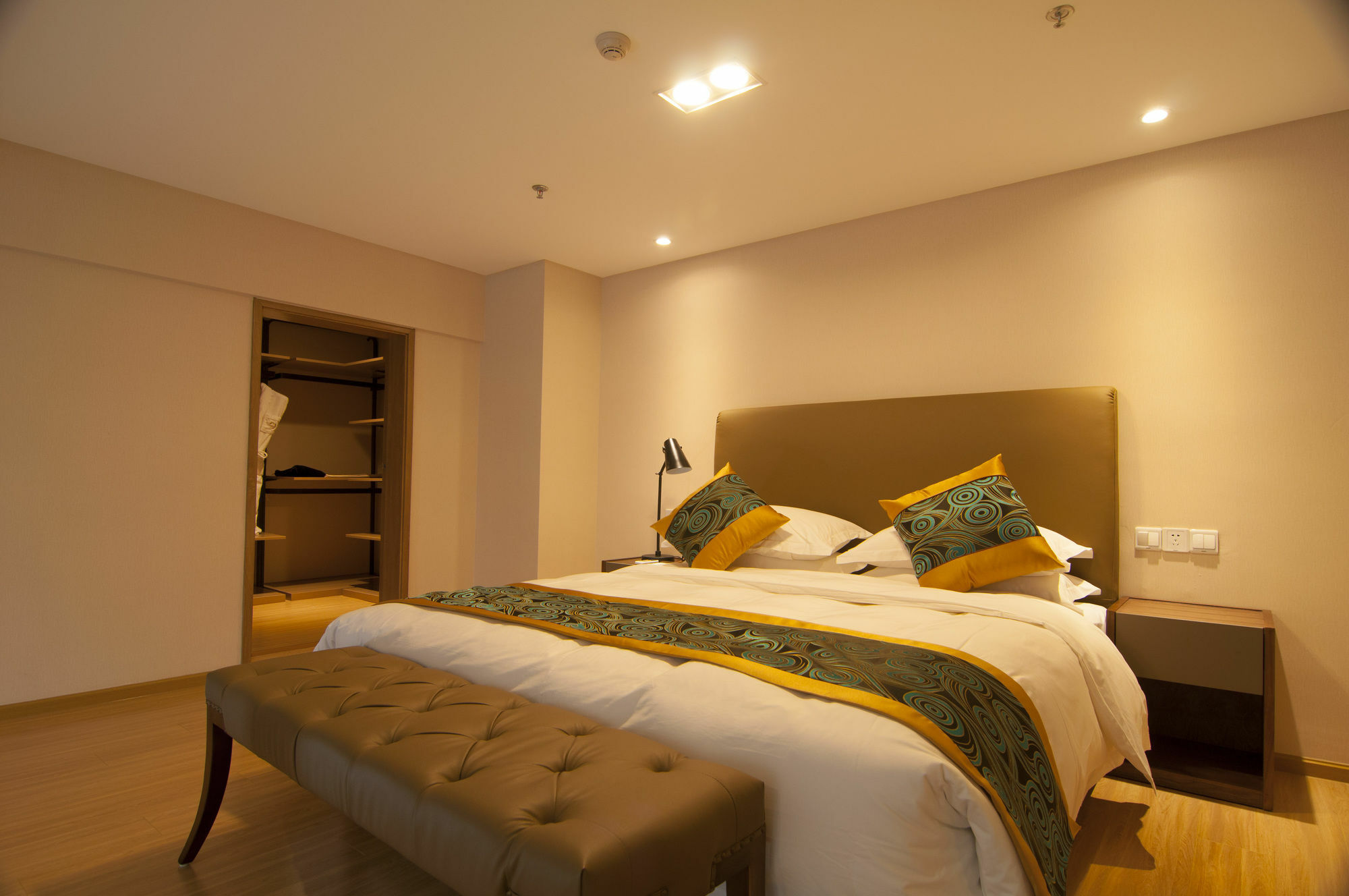 Home Plus Suite Hotel And Apartment Wuhan Bagian luar foto