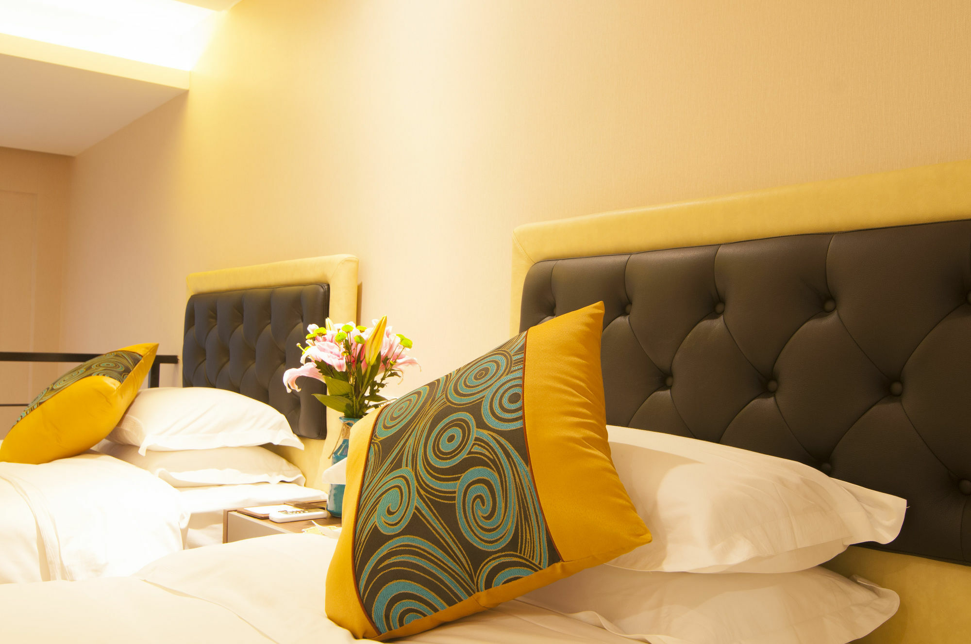 Home Plus Suite Hotel And Apartment Wuhan Bagian luar foto
