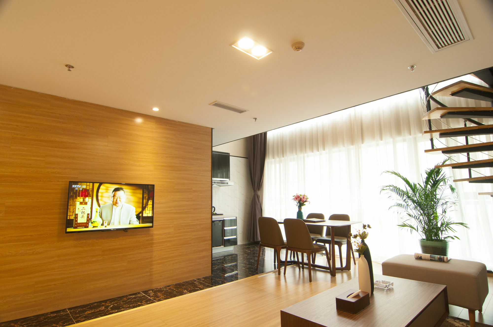 Home Plus Suite Hotel And Apartment Wuhan Bagian luar foto