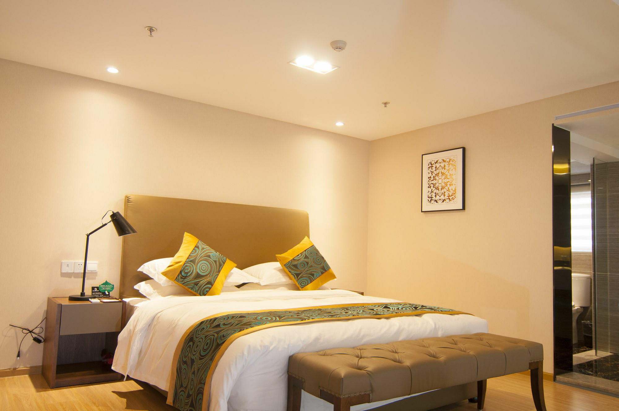 Home Plus Suite Hotel And Apartment Wuhan Bagian luar foto