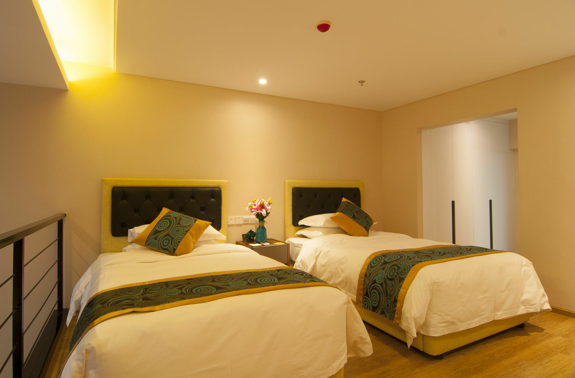 Home Plus Suite Hotel And Apartment Wuhan Bagian luar foto